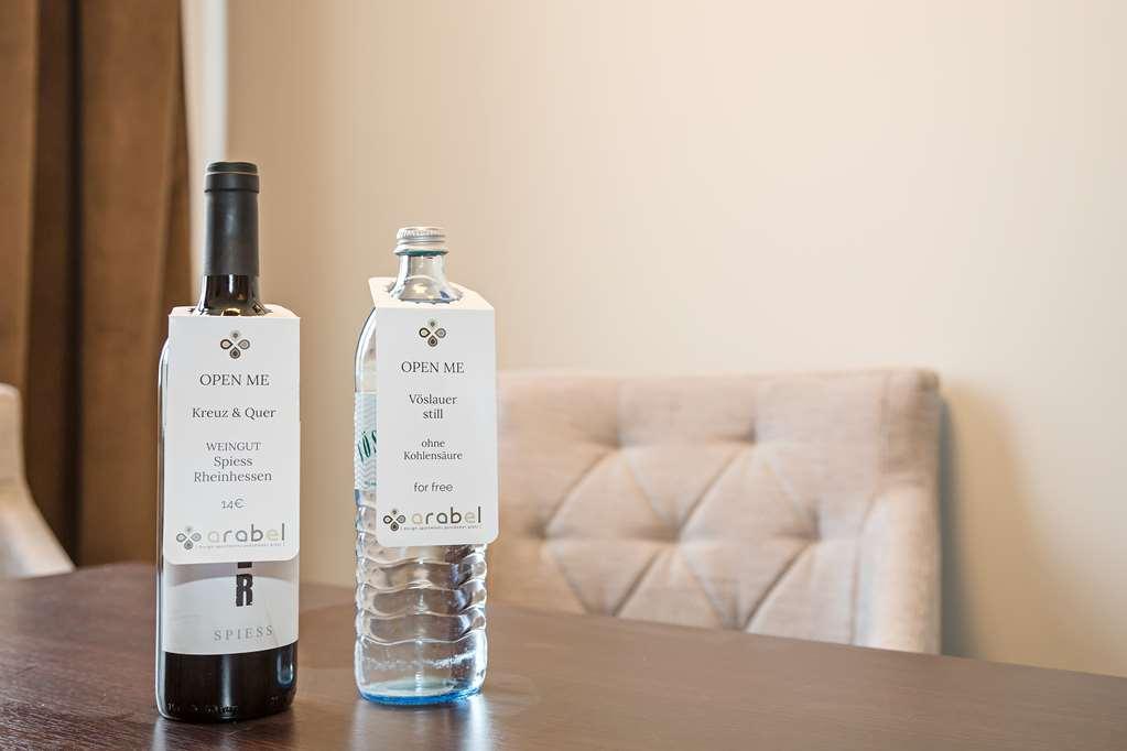 Arabel Design Apartments Berlin Ruang foto A bottle of wine and a bottle of water