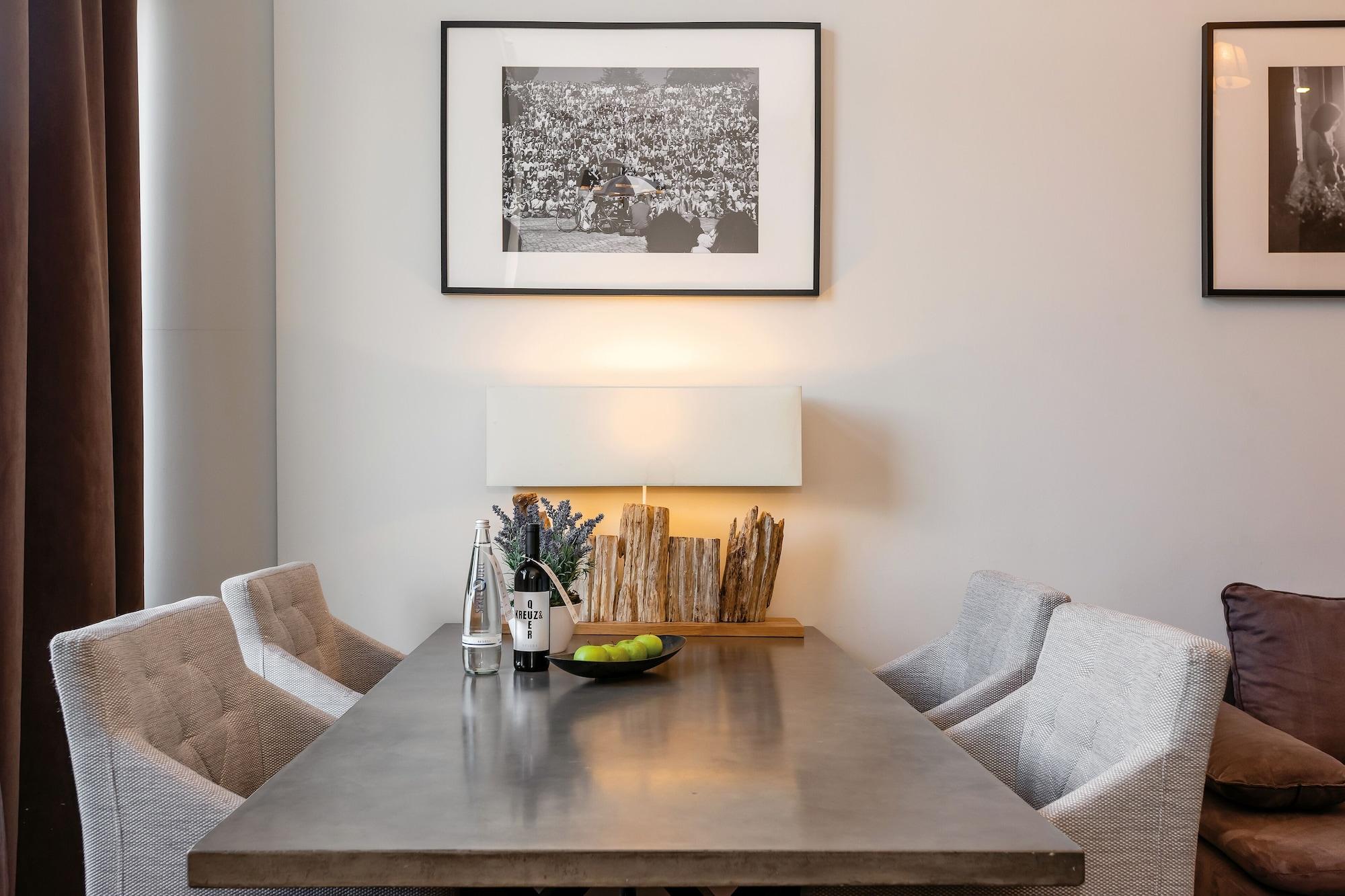 Arabel Design Apartments Berlin Bagian luar foto A dining room table