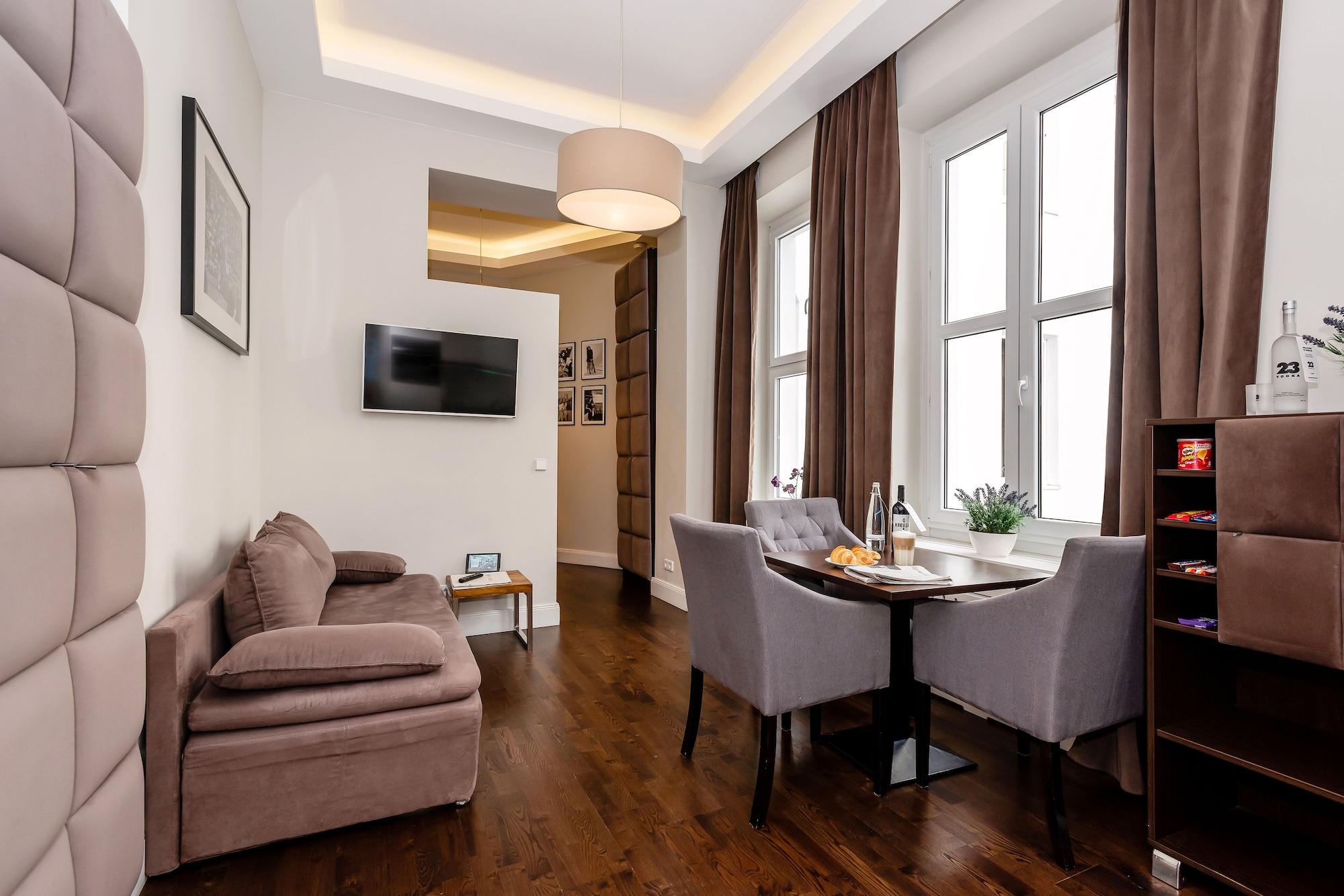 Arabel Design Apartments Berlin Bagian luar foto A living room with a sofa and a dining table