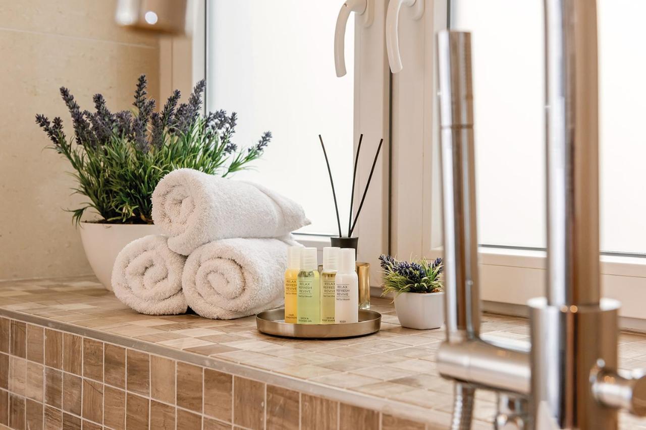 Arabel Design Apartments Berlin Bagian luar foto A reed diffuser in a bathroom